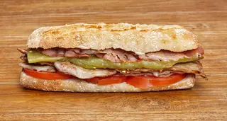 Bocadillo exclusivo de solomillo de cerdo en salsa de boletus