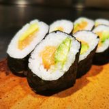 Maki De Salmón Y Aguacate (8 Pzs.)
