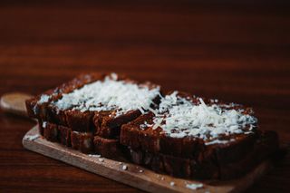 გახუხული შავი პური ნივრითა და პარმეზანით