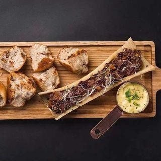 Тартар із делікатесної вирізки оленини з в'яленою вишнею та винною ікрою