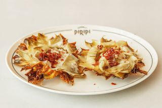 Flor de Alcachofa con Crujiente de Ibérico