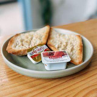 Tostada Con Mermelada Y Mantequilla