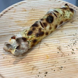 Pão com chouriço e queijo