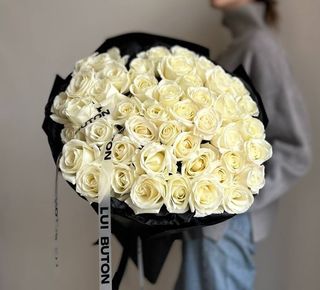 33 белые розы