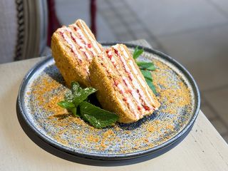 Медовик з малиною (150г)