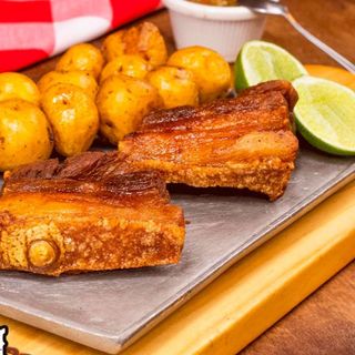 Chicharrones con papá frita o arepa o yuca