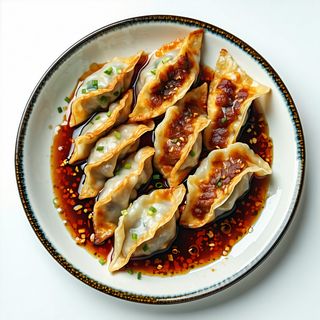 Gyoza di maiale e verza fritti con la nostra salsa 4 pezzi