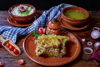 Musaka, kupus salata, hljeb