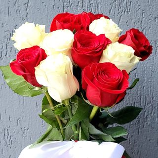 Buchet 11 trandafiri rosii si albi