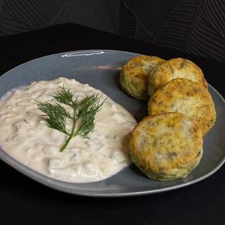 Сирники зі шпинатом та сметано-огірковим соусом (290г)