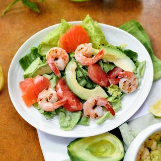 Салат зі шпинатом, креветками та авокадо
