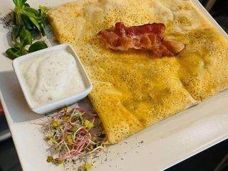 6D. Z bekonem, serem, papryką i cebulką prażoną