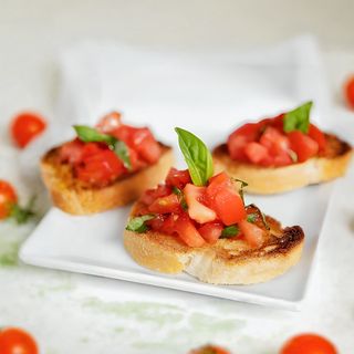 Брускетта с помидорами