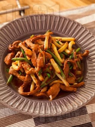 Свински жулиенки с пресни гъби и зелен лук