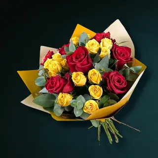 Buchet trandafiri roșii si minirose galbene 