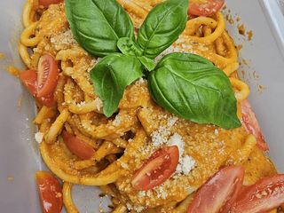 WEGE Spaghetti w sosie pomidorowym z Mascarpone, suszonymi pomidorami,  Grana Padano, pomidorkiem koktajlowym i bazylią