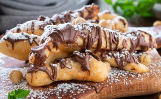 Nutellotti di pizza fritta, granella di pistacchio e zucchero a velo
