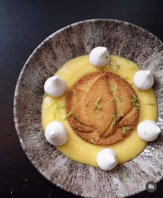 Lemon curd, merengue y crumble