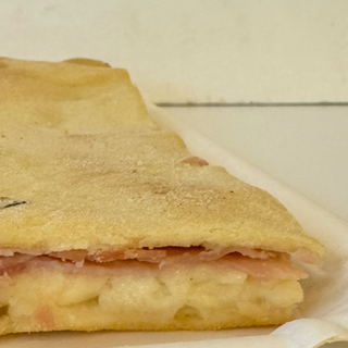 Trancio focaccia prosciutto con prosciutto e stracchino