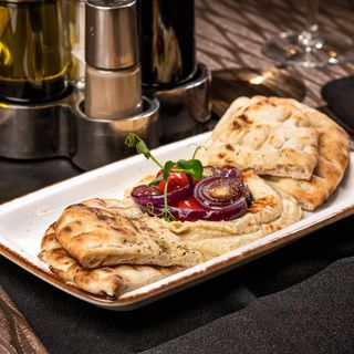 Hummus cu legume la grill si seminte de susan