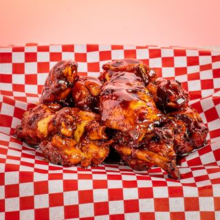 Around the world in 40 wing + dessert + heineken