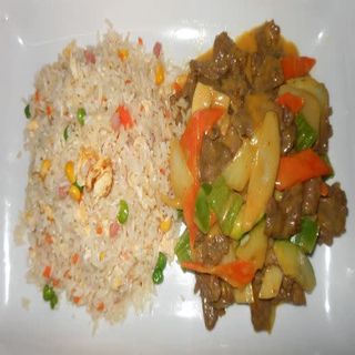 100. Ternera con Salsa de Curry y Arroz Frito