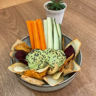 Guacamole bastoncitos de verdura y veggie chips 