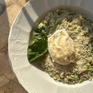 Вівсяна каша на курячому бульйоні зі шпинатом та яйцем пашот (350г)