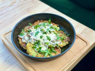 Деруни з грибним соусом