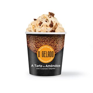 O Gelado de tarte de amêndoa com caramelo salgado