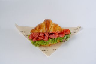 Круассан с колбасой