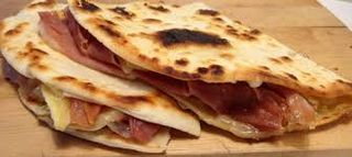 Piadina con speck, brie e mozzarella