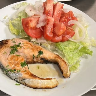 Salmón Guarnición  ensalada oh patata 