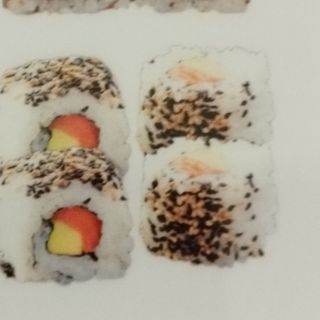 68. Uramaki De Salmón, Aguacate Y Sésamo (4 Uds.)