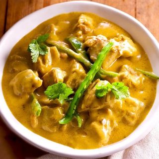 50. Pollo con curry / Chicken curry