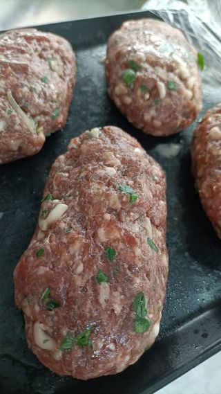 Panino con polpette di cavallo, cipolla e prezzemolo