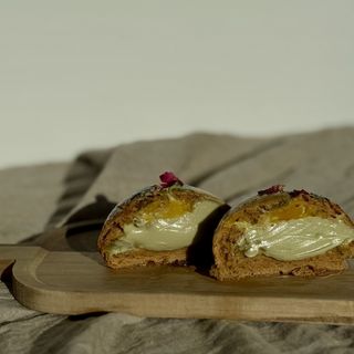 Pączek z orkiszowy z jabłkiem i karmelem