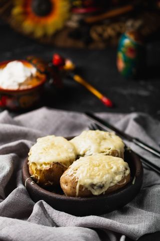 გამომცხვარი კარტოფილი სოკოთი და ყველით