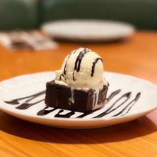 Brownie con helado