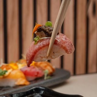 Nigiri De Ventresca Con Trufa Negra Y Foie (2 Pzs.)