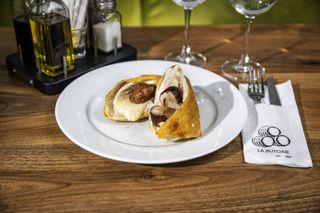 RULOU PIEPT PUI UMPLUT CU EMENTALER SI CIUPERCI DE PADURE