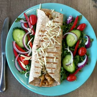 Tortilla z kurczakiem, warzywami i sosem czosnkowym