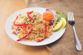 ბრინჯი ბოსტნეულით, კვერცხით და ღორის ხორცით