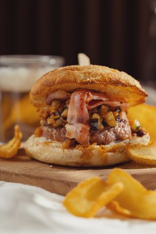 Hamburguesa de vaca madurada con caponata de verduras y crema de