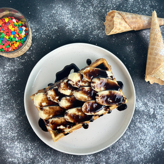 ბელგიური ვაფლი ბანანით და შოკოლადით