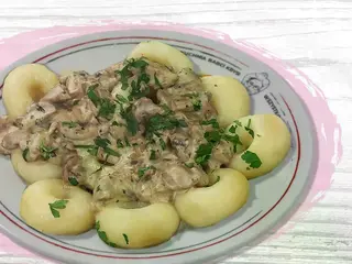 Kluski śląskie w sosie