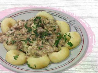 Kluski śląskie w sosie