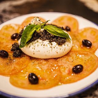 Ensalada de burrata con trufa o pesto genovés