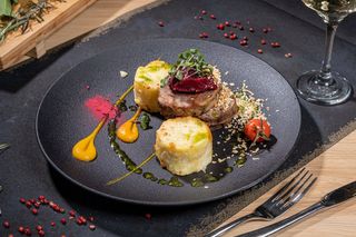 Muschiulet de porc in crusta de ceapa cu cartofi gratinate si piure