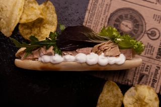 14 Montadito De Atún Con Lechuga Y Mahonesa